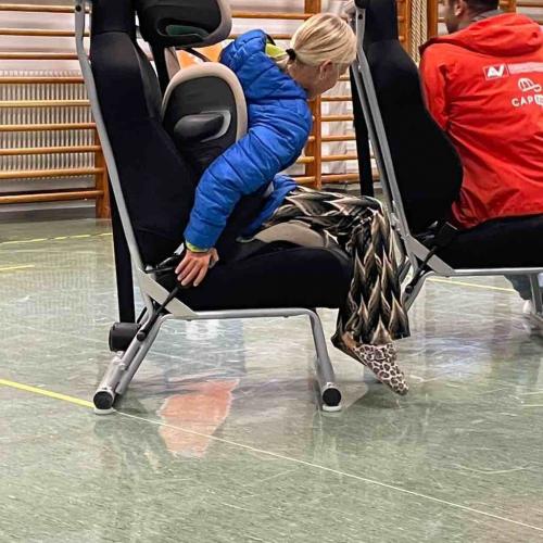Mädchen auf Sitz im Turnsaal beim CoPiloten Training