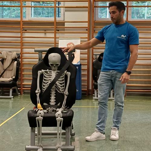 Skelett auf Sitz