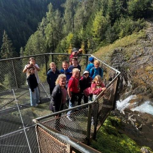 Kinder auf Aussichtsplattform bei Stuibenfall