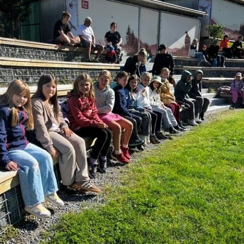Kinder bei Greifvogelschau