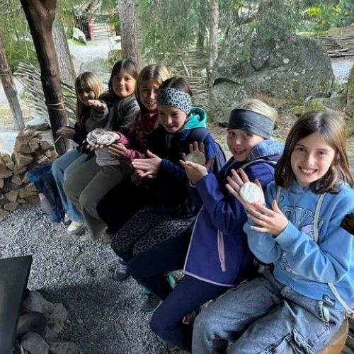 Kinder im Ötzidorf beim Brot machen