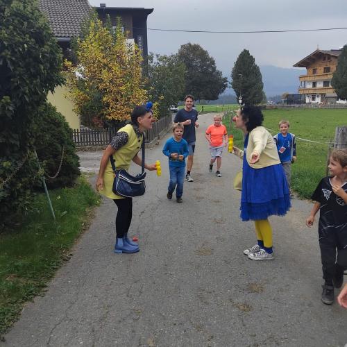 Kinder mit den Rote Nasen Clowns