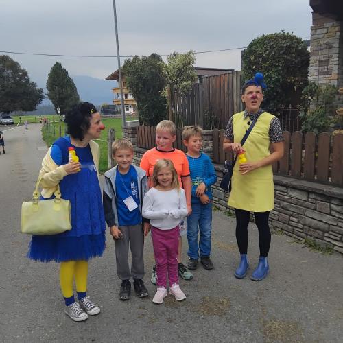 Kinder mit den Rote Nasen Clowns