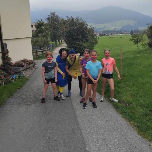 Kinder mit den Rote Nasen Clowns