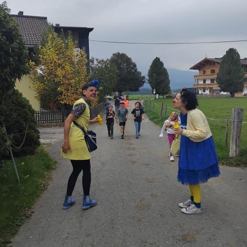 Rote Nasen Clowns und Kinder