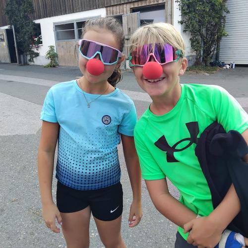 2 Kinder mit roten Nasen