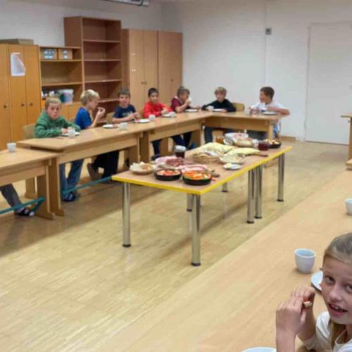 Kinder beim Frühstück