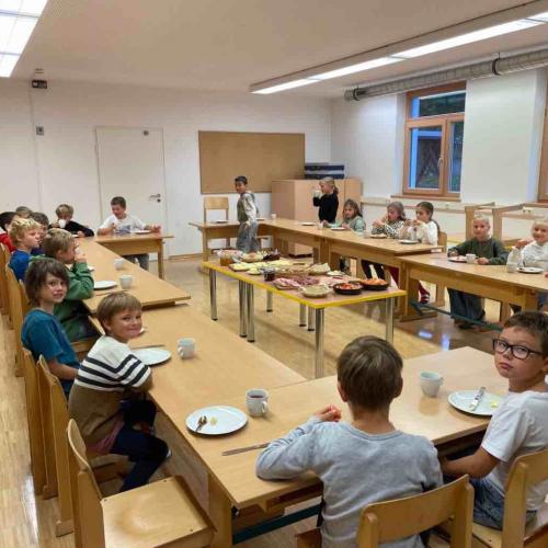 Kinder beim Frühstück
