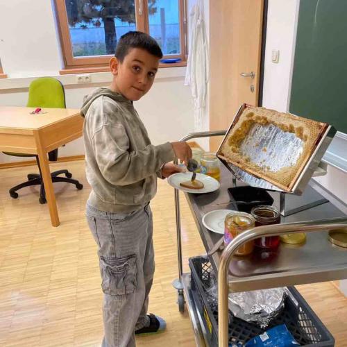 Kind vor Honigwabe