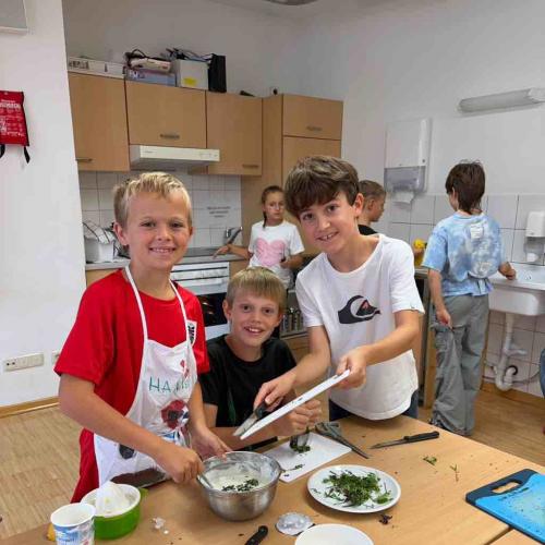 Kinder in der Küche