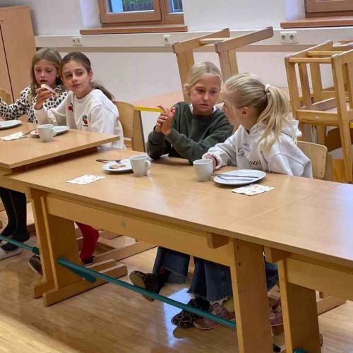 Kinder beim Frühstück