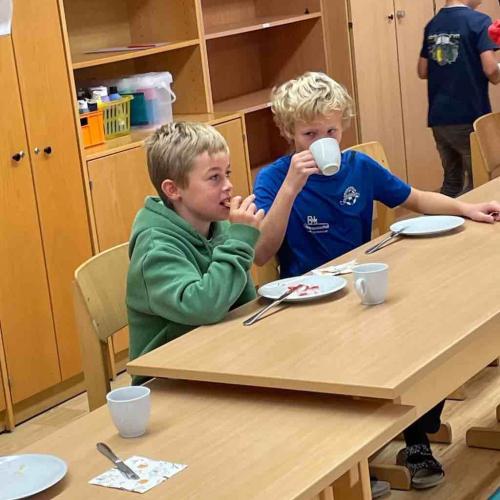 Kinder beim Frühstück