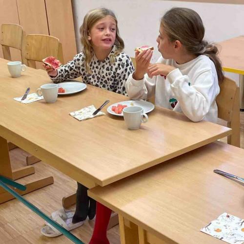 Kinder beim Frühstück