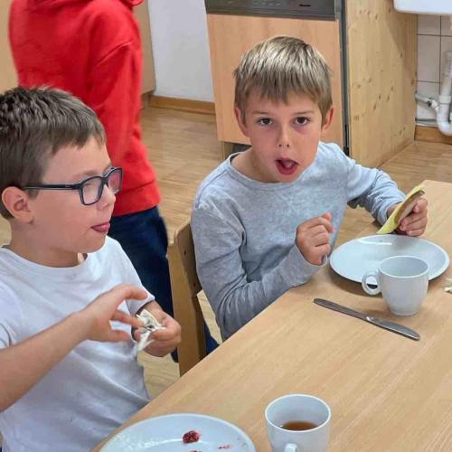 Kinder beim Frühstück