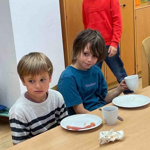 Kinder beim Frühstück