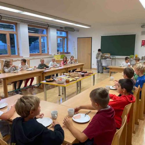 Kinder beim Frühstück