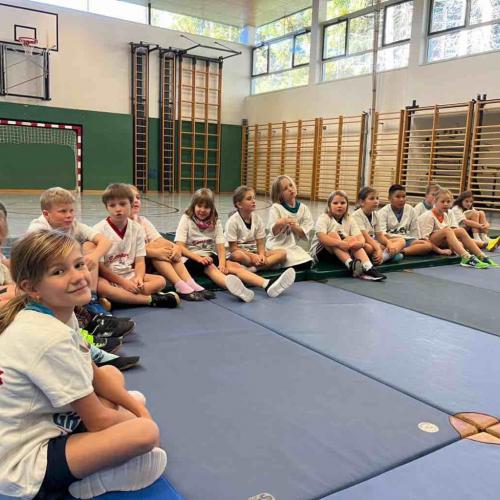 Kinder bei der Regelkunde