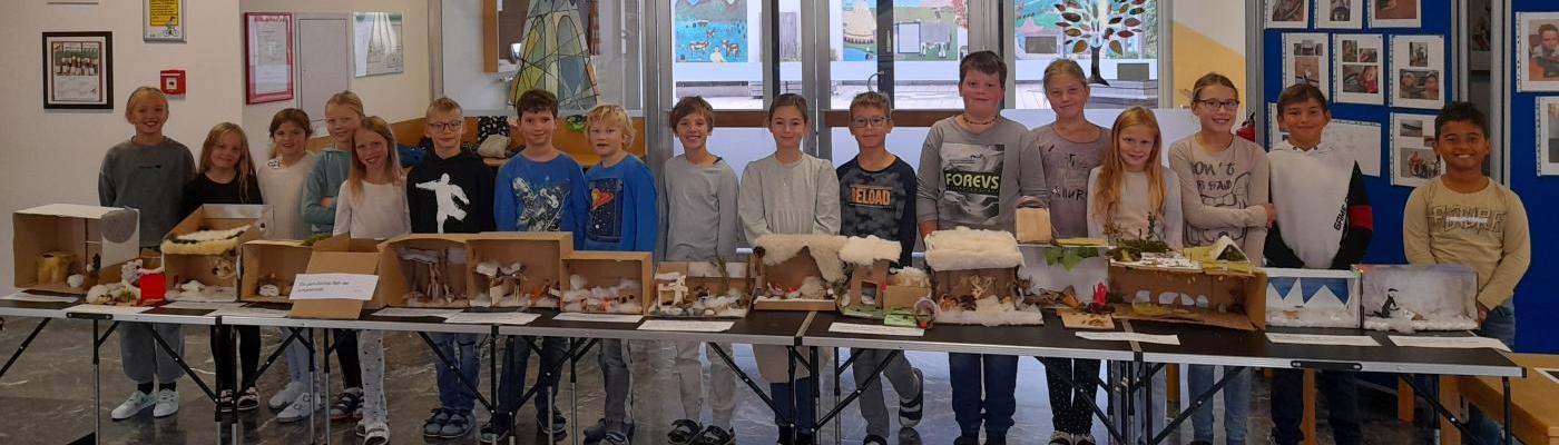 Stolz präsentieren die Kinder der 4b-Klasse ihre Darstellungen.