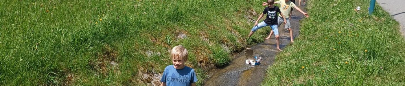Die Schüler:innen probierten ihre selbstgebauten Boote am Dorfbach aus.