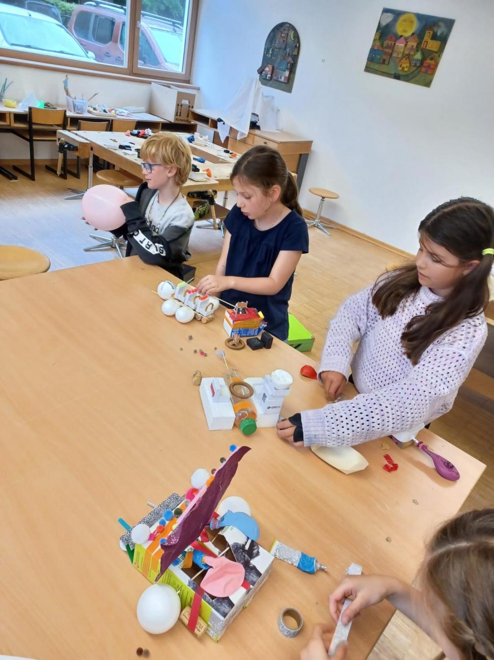 Kinder bauen Boote im Werkunterricht