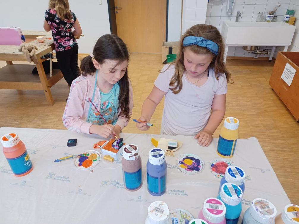 Kinder bauen Boote im Werkunterricht.