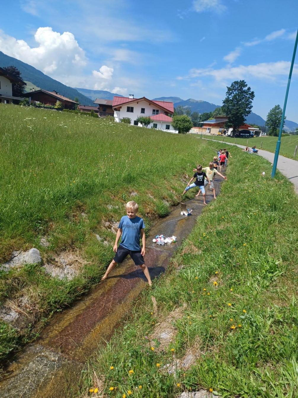 Die Schüler:innen probierten ihre selbstgebauten Boote am Dorfbach aus. 