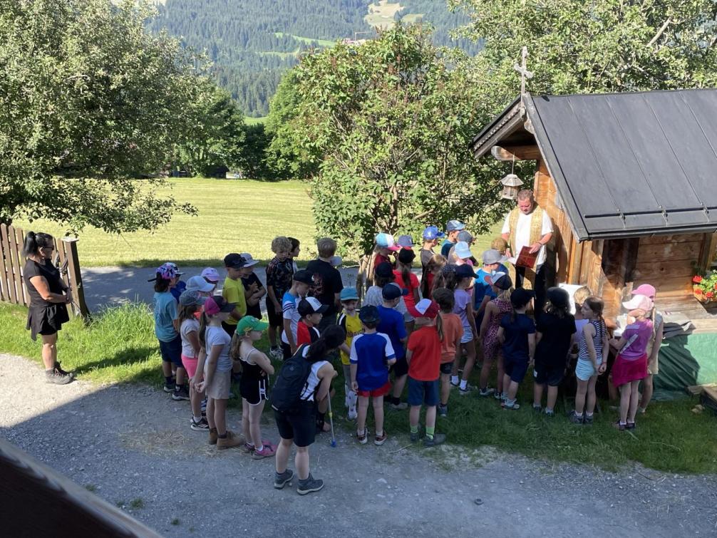 Kinder bei Dankandacht bei der Kapelle bei Stimmlach