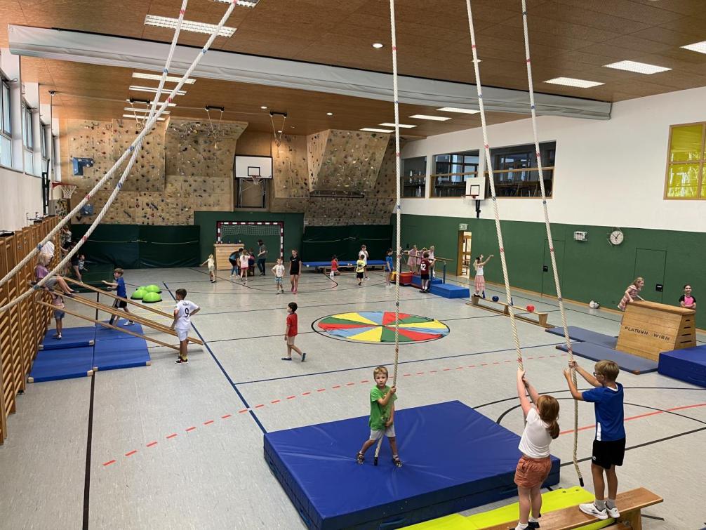 Kinder auf dem Bewegungsparcours