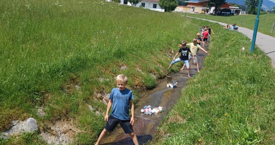 Die Schüler:innen probierten ihre selbstgebauten Boote am Dorfbach aus. 