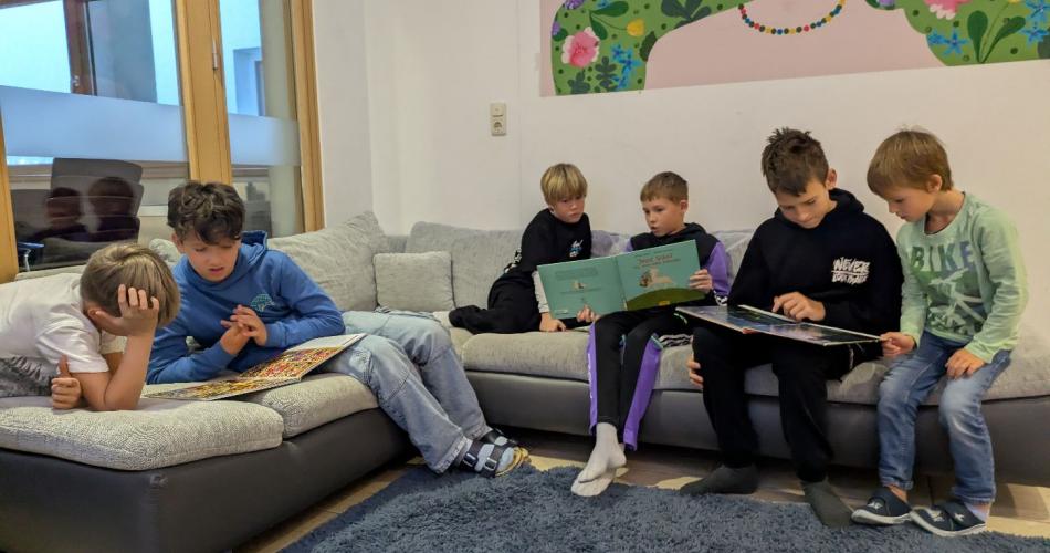 Gemeinsames Lesen der Volksschule und der Mittelschule Westendorf 1