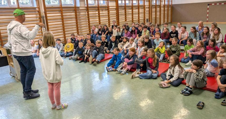 Bobby Bottle und die Kinder im Gymnastikraum
