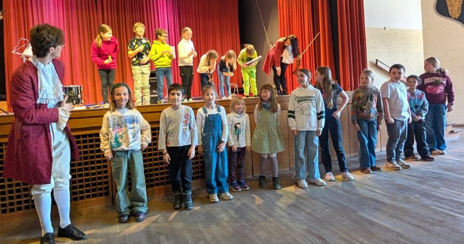 Kinder vor der Bühne