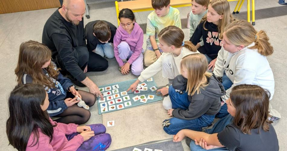 Kinder sitzen im Kreis