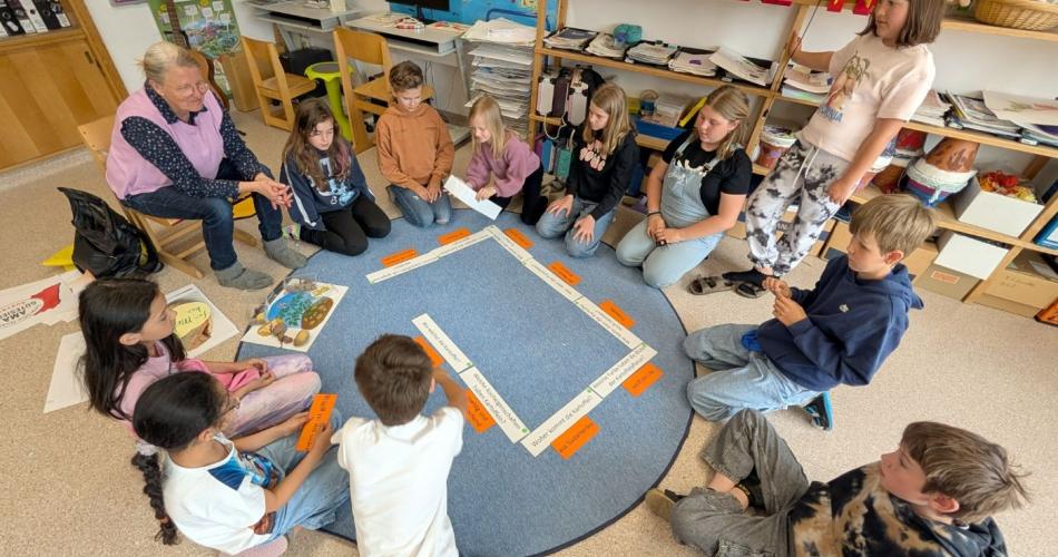 Kinder mit Bäuerin im Kreis