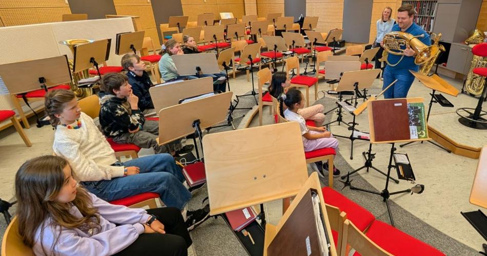 im Probelokal bei der Vorstellung der Instrumente
