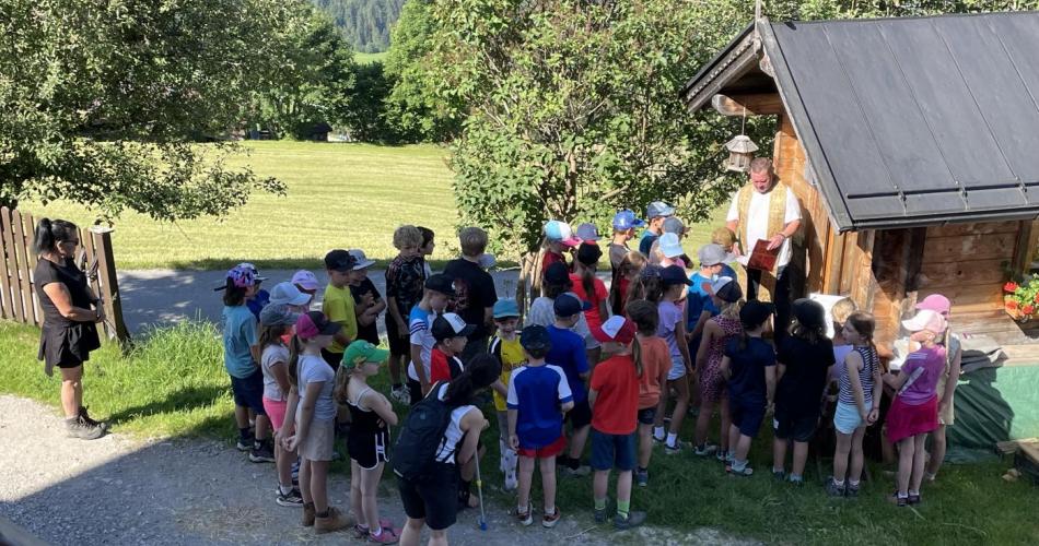 Kinder bei Dankandacht bei der Kapelle bei Stimmlach