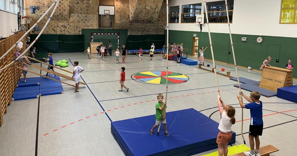 Kinder auf dem Bewegungsparcours