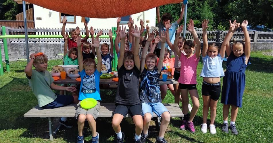Kinder beim Jausentisch