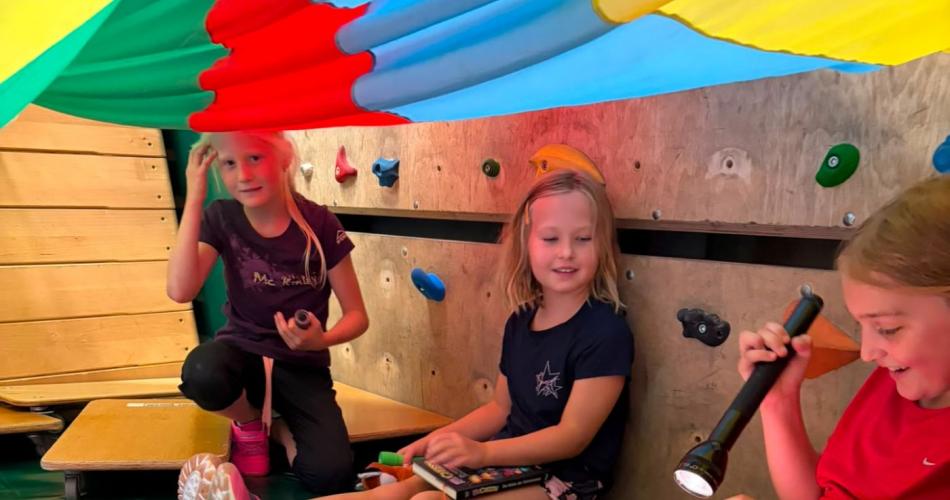 Kinder in der Lesehöhle beim Lesen