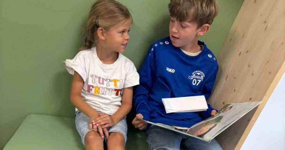 Kind liest Einschreiberkind vor