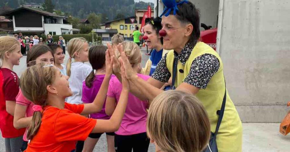 Kinder mit Rote Nasen Clowns