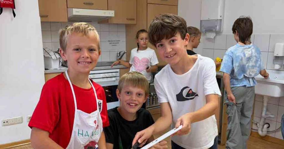 Kinder in der Küche